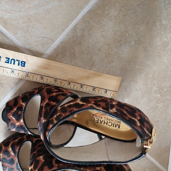 MICHAEL MICHAEL KORS AUTHENTIC CALF HAIR PEEP TOE CRISS CROSSED SANDALS - Picture 6 of 8